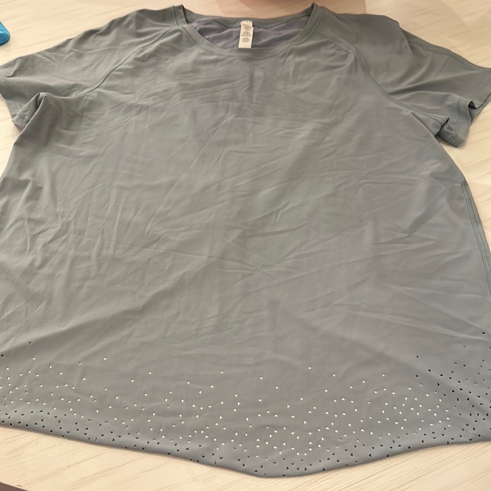 Lululemon women’s top  size 8 NWOT